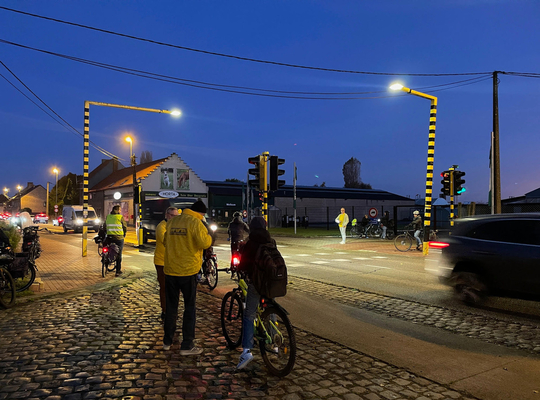 N-VA Rumst deelt 400 lichtjes uit aan fietsers